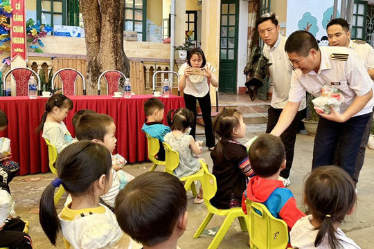 Kiểm toán nhà nước Khu vực VII phối hợp tổ chức khám, tư vấn sức khỏe, tặng quà cho học sinh vùng cao tỉnh Yên Bái Kiểm toán nhà nước Khu vực VII phối hợp tổ chức khám, tư vấn sức khỏe, tặng quà cho học sinh vùng cao tỉnh Yên Bái