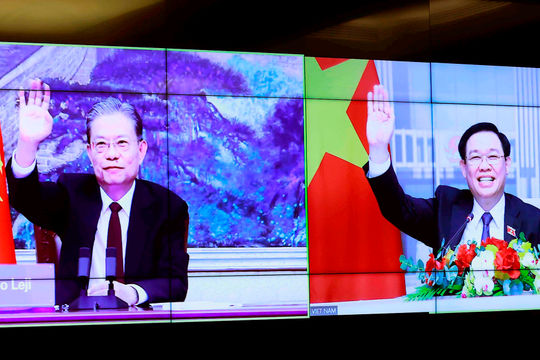 Chủ tịch Quốc hội Vương Đình Huệ hội đàm trực tuyến với Ủy viên trưởng Nhân đại toàn quốc Trung Quốc Triệu Lạc Tế