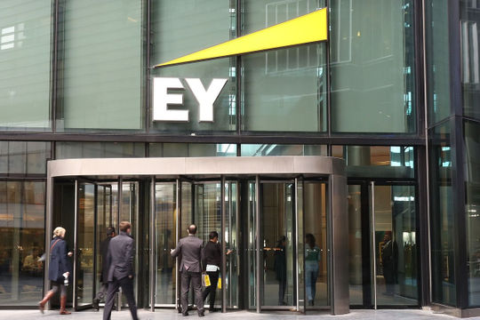 Hãng kiểm toán EY tạm dừng kế hoạch chia tách lĩnh vực hoạt động
