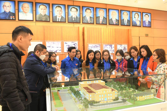 Tham quan Nhà Quốc hội và tìm hiểu lịch sử  hoạt động lập pháp của Nhà nước Việt Nam