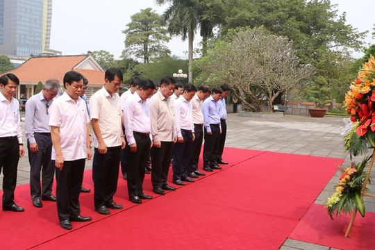 Đoàn đại biểu Ban Tuyên giáo Trung ương dâng hương tưởng niệm Chủ tịch Hồ Chí Minh