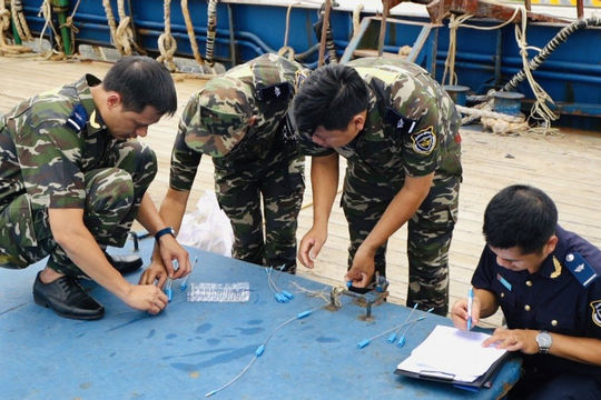 Hải quan bắt giữ tàu vận chuyển trái phép 270 tấn dầu FO