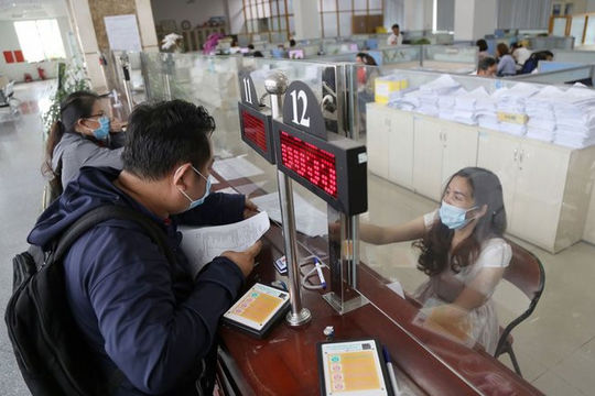 Bộ Tài chính muốn tiếp tục giảm phí, lệ phí 