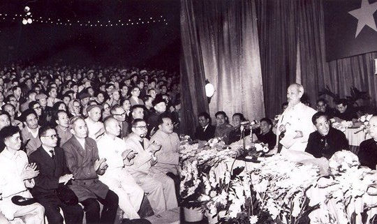 Hai mắt phải tinh tường, không để “một mắt sáng, một mắt mờ”