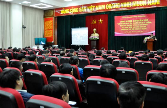 Khen thưởng các tấm gương tiêu biểu trong học tập và làm theo Bác Khen thưởng các tấm gương tiêu biểu trong học tập và làm theo Bác
