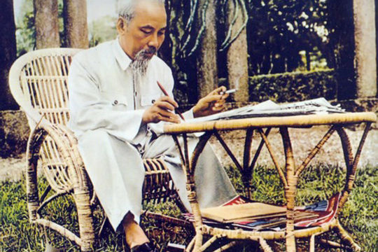 Hồ Chí Minh “trọn đời hy sinh cho nhân dân, cho thế giới hòa bình” Hồ Chí Minh “trọn đời hy sinh cho nhân dân, cho thế giới hòa bình”