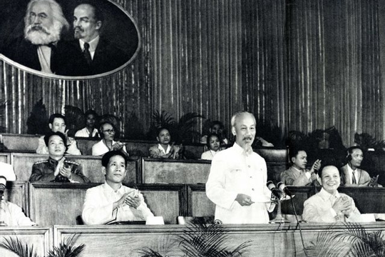 Vận dụng và phát triển chủ nghĩa Mác - Lênin, tư tưởng Hồ Chí Minh trong tình hình mới  Vận dụng và phát triển chủ nghĩa Mác - Lênin, tư tưởng Hồ Chí Minh trong tình hình mới