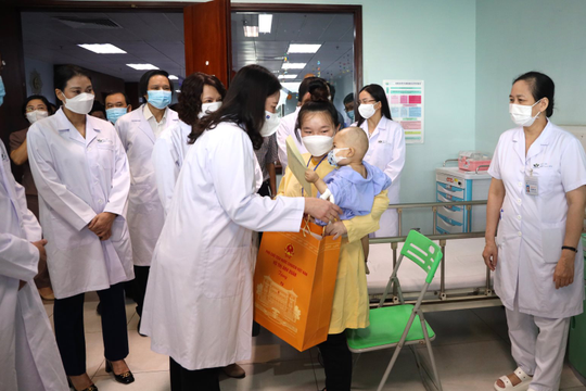 Phó Chủ tịch nước thăm, tặng quà tại Bệnh viện Nhi Trung ương