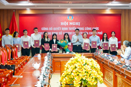 Kiểm toán nhà nước trao quyết định tuyển dụng đối với 11 công chức