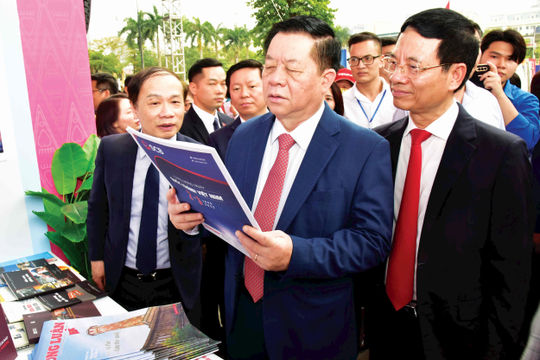 Báo chí Cách mạng Việt Nam với việc khen ngợi và phê bình Báo chí Cách mạng Việt Nam với việc khen ngợi và phê bình