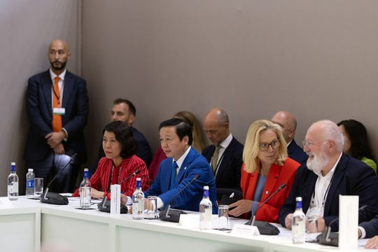 Tạo điều kiện hơn nữa cho khu vực tư nhân tham gia năng lượng tái tạo Tạo điều kiện hơn nữa cho khu vực tư nhân tham gia năng lượng tái tạo