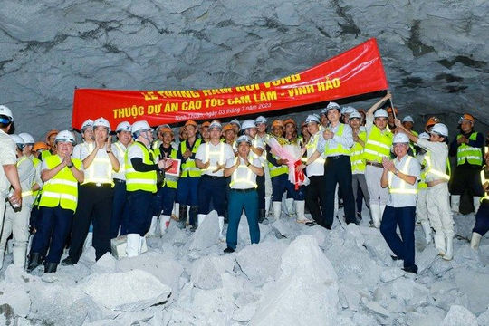 Thông hầm Núi Vung trên tuyến cao tốc Cam Lâm - Vĩnh Hảo