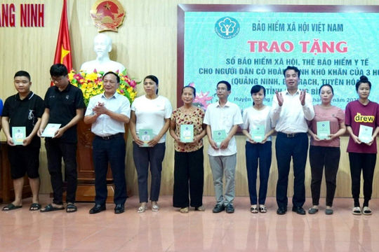 Trao tặng gần 700 sổ bảo hiểm xã hội, thẻ bảo hiểm y tế cho người dân Quảng Bình
