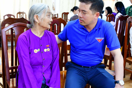 Kiểm toán nhà nước thăm, tặng quà cho đối tượng chính sách tại huyện Phúc Thọ 