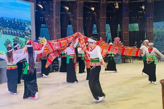 Ninh Bình: 100% xã vùng đồng bào dân tộc thiểu số và miền núi đạt chuẩn văn hóa Ninh Bình: 100% xã vùng đồng bào dân tộc thiểu số và miền núi đạt chuẩn văn hóa