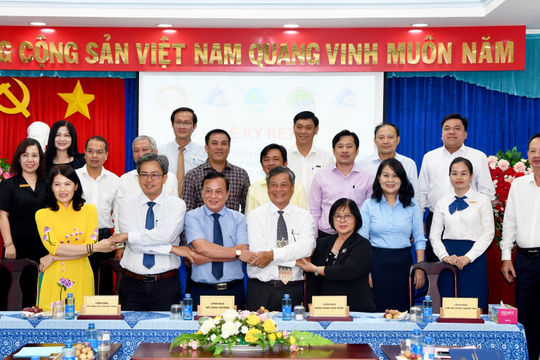 An Giang: 5 đơn vị ký kết phối hợp đẩy mạnh thanh toán không dùng tiền mặt