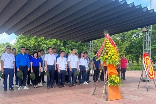 Vụ Tổng hợp - Kiểm toán nhà nước tổ chức “Hành trình về nguồn” Vụ Tổng hợp - Kiểm toán nhà nước tổ chức “Hành trình về nguồn”