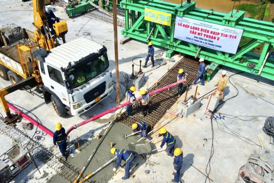 Hợp long nhịp biên thứ hai cầu Mỹ Thuận 2