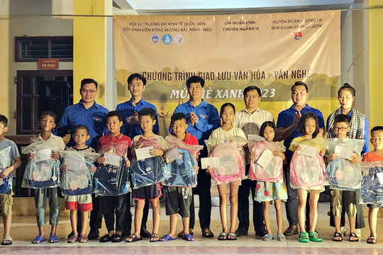 Đoàn Thanh niên KTNN chuyên ngành III tặng quà cho học sinh nghèo, vượt khó 