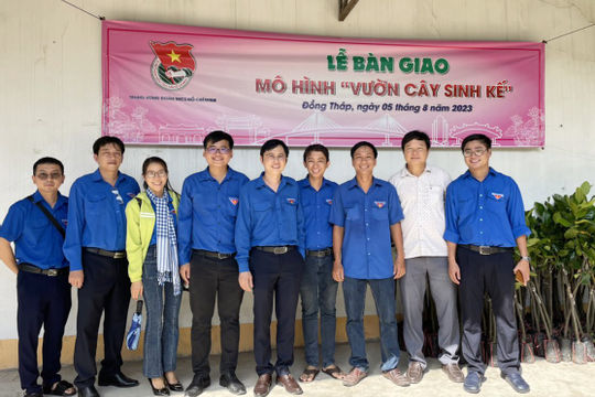 Trao tặng mô hình “Vườn cây sinh kế” cho thanh niên lập nghiệp  Trao tặng mô hình “Vườn cây sinh kế” cho thanh niên lập nghiệp