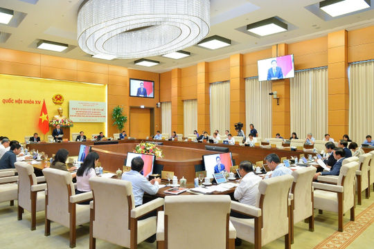 Kiểm soát chặt chi phí để giảm giá sách giáo khoa