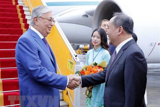 Tổng thống CH Kazakhstan đến Hà Nội, bắt đầu thăm chính thức Việt Nam