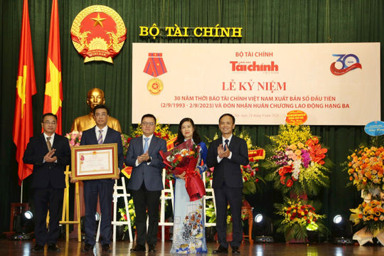 Thời báo Tài chính Việt Nam đón nhận Huân chương Lao động hạng Ba