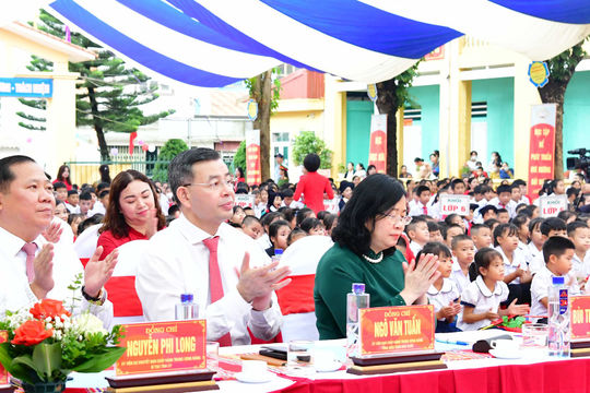 Đoàn công tác của Trung ương dự khai giảng tại trường vùng cao Hòa Bình