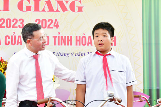 Tổng Kiểm toán nhà nước dự khai giảng tại trường vùng cao huyện Đà Bắc 