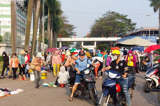 "Gánh nặng" an sinh xã hội khi lao động rời phố về quê "Gánh nặng" an sinh xã hội khi lao động rời phố về quê