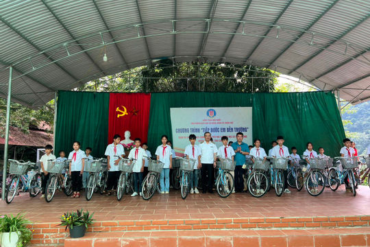  Tiếp bước cho học sinh nghèo đến trường   