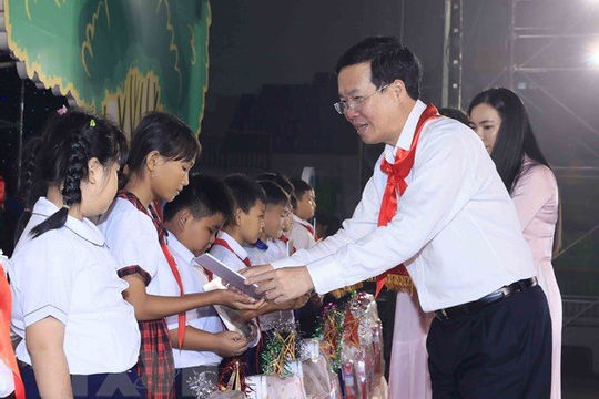 Chủ tịch nước chung vui Đêm hội Trăng rằm với thiếu nhi Chủ tịch nước chung vui Đêm hội Trăng rằm với thiếu nhi