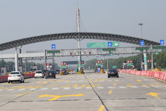 Gần 5 triệu ô tô dán thẻ thu phí điện tử không dừng