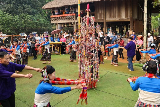 Triển lãm ảnh "Sắc màu các dân tộc Việt Nam"