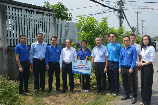 Ngày thứ Bảy tình nguyện: Hỗ trợ 350 cây chuông vàng cho xã Đa Phước, huyện Bình Chánh