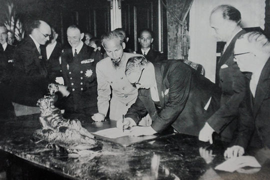 Tự lực tự cường kết hợp với mở rộng hợp tác quốc tế