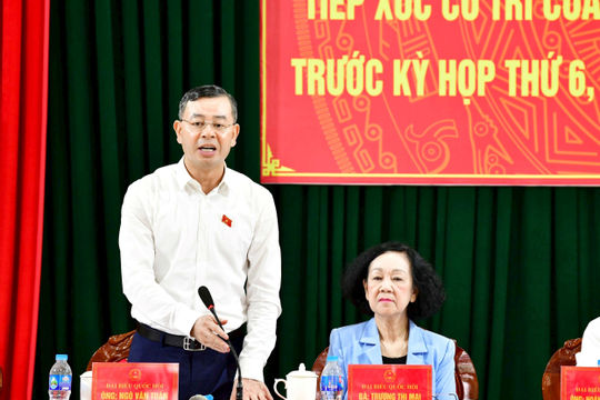 Tổng Kiểm toán nhà nước Ngô Văn Tuấn cùng Đoàn Đại biểu Quốc hội tiếp xúc cử tri tại tỉnh Hòa Bình