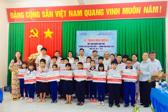 Chi đoàn thanh niên Kiểm toán nhà nước khu vực XIII trao học bổng cho học sinh khó khăn tại Bình Thuận
