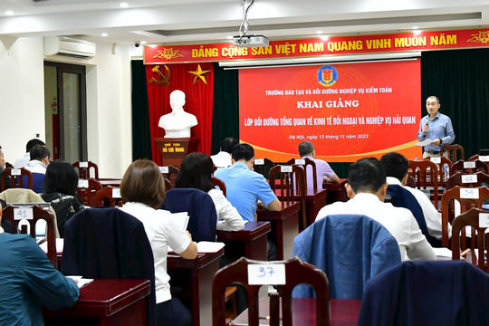 Bồi dưỡng kiến thức về kinh tế đối ngoại và nghiệp vụ hải quan