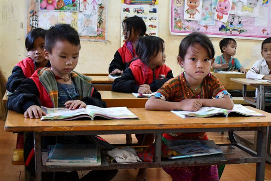 Miệt mài “cõng” chữ lên non