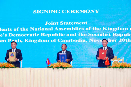 Chủ tịch Quốc hội Vương Đình Huệ tham dự Hội nghị cấp cao ba nước Campuchia - Lào - Việt Nam