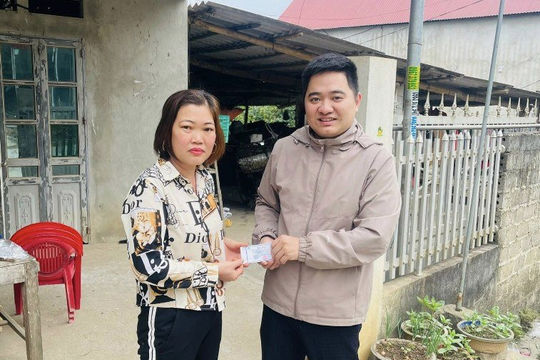 Huyện Đoan Hùng - Phú Thọ: Tặng thẻ Bảo hiểm y tế cho người dân tộc thiểu số