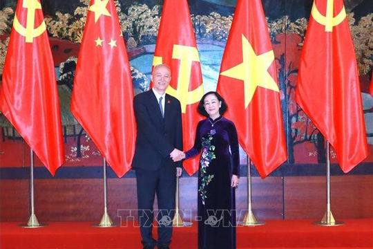 Thường trực Ban Bí thư Trương Thị Mai hội đàm với Chánh Văn phòng Trung ương Đảng Cộng sản Trung Quốc