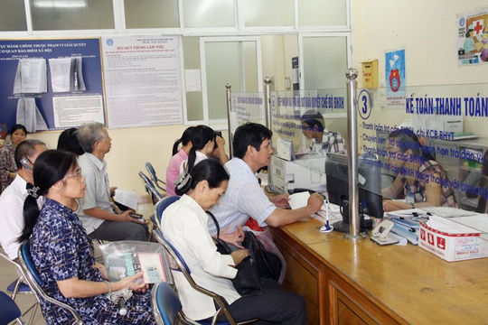 Đưa thẻ bảo hiểm y tế, sổ bảo hiểm xã hội đến người dân hết hạn thẻ