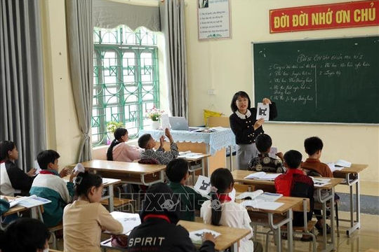 Đẩy mạnh đổi mới căn bản, toàn diện giáo dục phổ thông Đẩy mạnh đổi mới căn bản, toàn diện giáo dục phổ thông