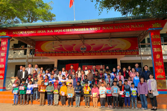Tặng BHYT và đồ dùng học tập cho học sinh Trường Vũ Lâm, Hòa Bình