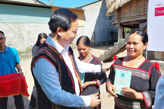 Trao tặng sổ bảo hiểm xã hội, thẻ bảo hiểm y tế nhân dịp Xuân Giáp Thìn 2024 Trao tặng sổ bảo hiểm xã hội, thẻ bảo hiểm y tế nhân dịp Xuân Giáp Thìn 2024