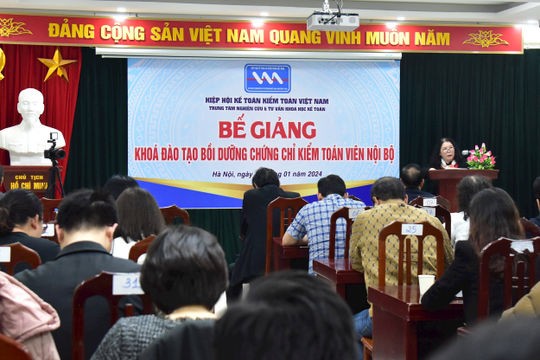 Trao chứng chỉ cho 51 học viên tham dự Khóa đào tạo kiểm toán viên nội bộ Trao chứng chỉ cho 51 học viên tham dự Khóa đào tạo kiểm toán viên nội bộ