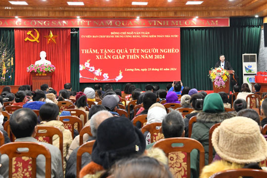 Tổng Kiểm toán nhà nước Ngô Văn Tuấn thăm, tặng 200 suất quà Tết cho người nghèo tại Hòa Bình