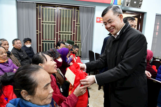 Thăm, tặng quà gia đình chính sách, công nhân nghèo tại Bắc Ninh